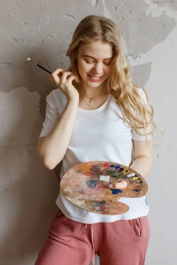 Hobi konsepti, COVID-19 salgın kendini izolasyon karantinasında boyama süreci