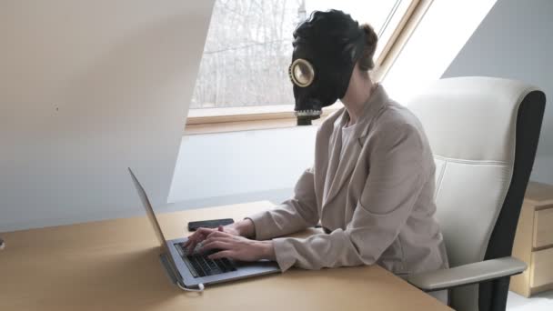 Woman in suit, gas mask remotely works at home during quarantine of coronovirus — Stock Video