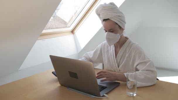 Koronovirüs karantinası sırasında koruyucu maskeli kadın uzaktan evde çalışıyor. — Stok video
