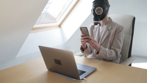 Γυναίκα με στολή, μάσκα αερίου λειτουργεί εξ αποστάσεως στο σπίτι κατά τη διάρκεια καραντίνας του coronovirus — Αρχείο Βίντεο