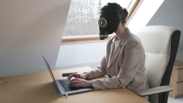 Женщина в костюме, противогаз маска удаленно работает на дому во время карантина короновируса — стоковое видео