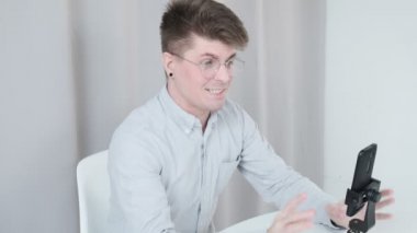 İç çamaşırı uzmanı akıllı telefondan görüntülü arama yapıyor. Ev ofisi konferans çağrısı