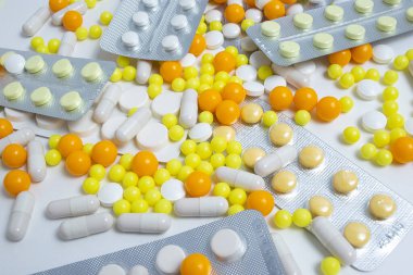 Önleme, grip tedavisi, koronavirüs. Renkli haplar, beyaz kapsüller