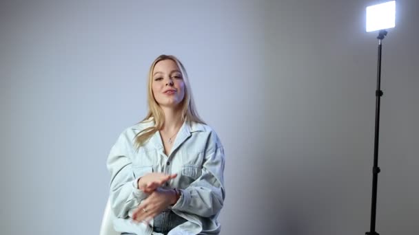 Tras bastidores de grabación de vídeo para un blog en el estudio. chica hablando, gesticulando — Vídeos de Stock