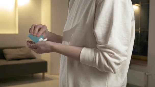 Mani detergenti con gel disinfettante a base alcolica. Protezione COVID-19 — Video Stock