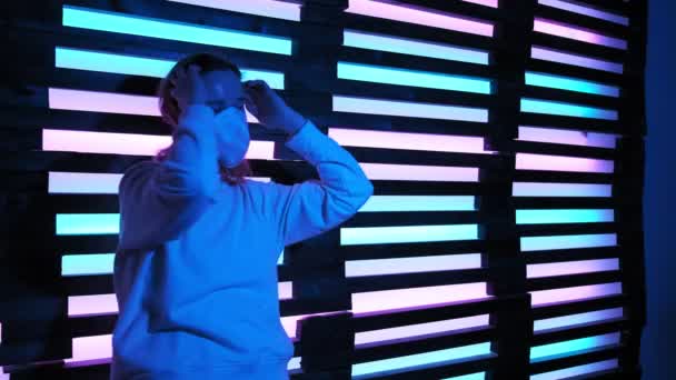 Söt flicka i skyddande medicin mask dansar i neon nattklubb. rave part — Stockvideo