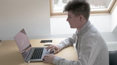 MOSCOW, RUSSIA - APR 05, 2020: İnternet 'te hizmet veren genç adam Google' ı açıyor