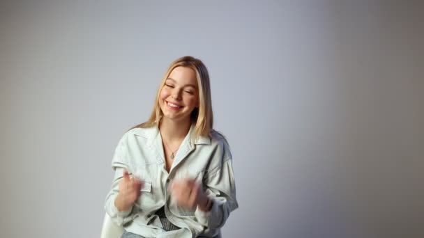 Fiatal boldog fehér szőke nő néz kamera, beszél, gesztikuláló — Stock videók