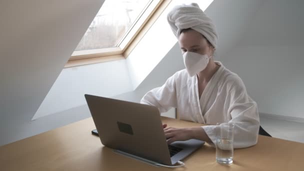 Femme en masque de protection travaille à distance à la maison pendant la quarantaine du coronovirus — Video