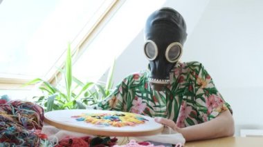 Dikiş işi, gaz maskeli el işi. Evde kalıp, karantinaya almak eğlenceli bir fikir.