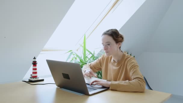 Comunicação online, trabalho à distância, escritório de casa freelance. Trabalho remoto para laptop — Vídeo de Stock