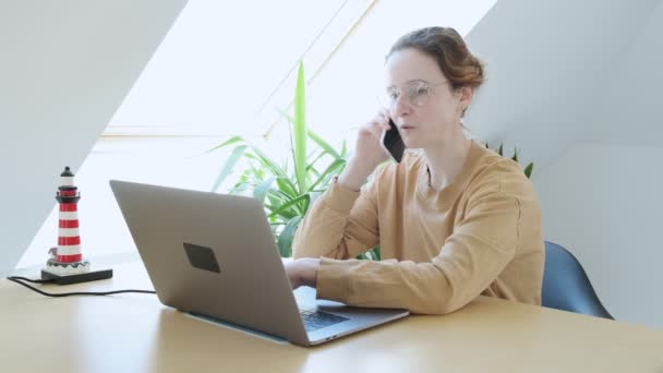 Online communication, distant working, homeoffice freelance. Remote laptop work — Stock Video