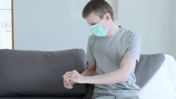 Alkol bazlı antiseptik jelle el temizleme. COVID-19 koruması — Stok video