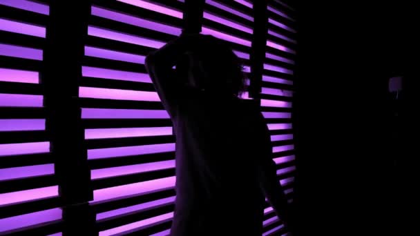 Meisje in beschermende geneeskunde masker dansen in nachtclub. rave partij slow motion — Stockvideo