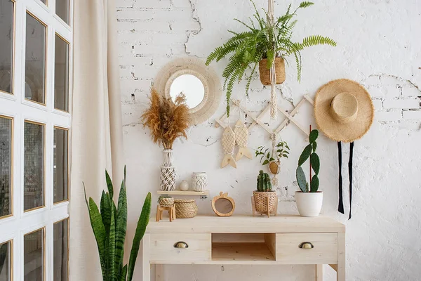 Grüne Pflanzen, getrocknete Blumen und Kakteen auf einem Tisch im rustikalen Stil. Gemütliches Loft-Interieur mit weißer Ziegelwand — Stockfoto