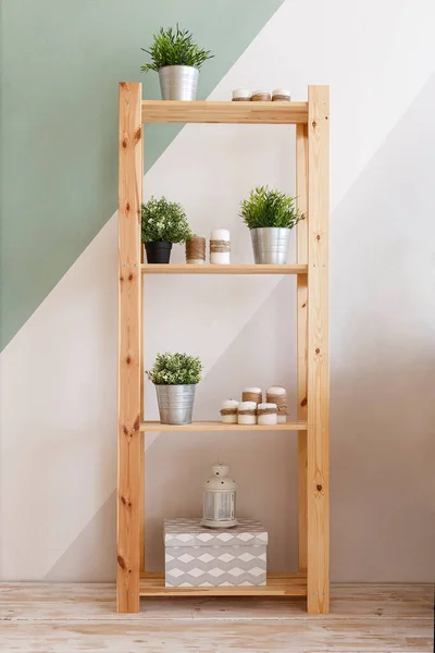 Armoire décorée avec des bougies, des plantes vertes dans de petits seaux en métal, une boîte cadeau et une lampe. Idée de décoration intérieure — Photo