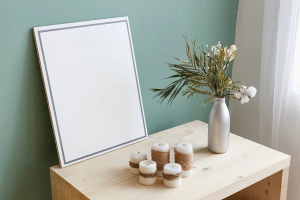 Üzerinde bitki ve mumlar olan vazo fotokopi alanı olan bir resmin yanında. Mesaj için yer. İçi rahat.