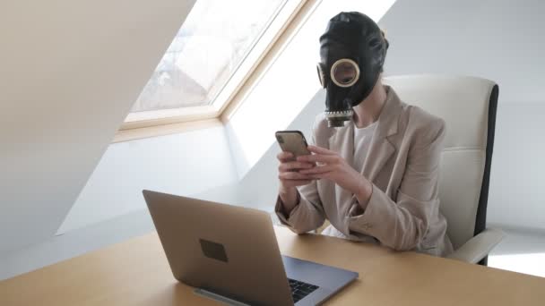 Женщина в костюме, противогаз маска удаленно работает на дому во время карантина короновируса — стоковое видео
