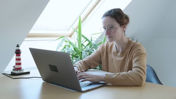 Laptopwerk op afstand, online communicatie, werken op afstand, freelance thuiskantoor — Stockvideo