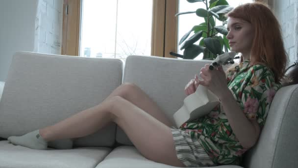 Lazer quarentena: menina em camisa florida dedilhando ukulele no dia ensolarado — Vídeo de Stock