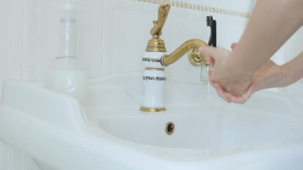 Άνθρωπος πλύσιμο των χεριών κάτω από βρύση για να αποφευχθεί η εξάπλωση της COVID-19. Προστασία 2019-nCoV — Αρχείο Βίντεο
