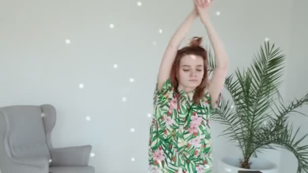 Brincalhão despreocupado menina feliz saltos, tolos ao redor, danças suavemente com música — Vídeo de Stock