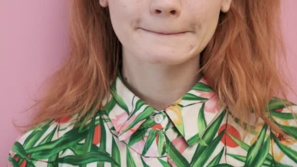 Närbild på flicka i blommig skjorta visar sin tunga med färgglada glänsande bokstäver — Stockvideo