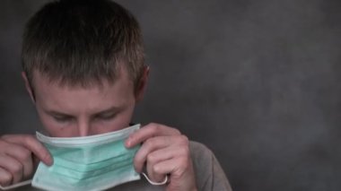 Genç adam koruyucu maske takıyor. Virüs koruması, enfeksiyonun önlenmesi