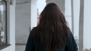 Kadınlara yakın çekim, uzaklaşan kişi, uzun saçlı zarif Asyalı kız.