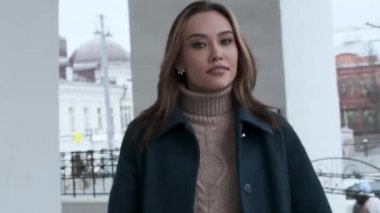 Mavi ceketli, balıkçı yakalı Asyalı güzel bir kızın portresi.