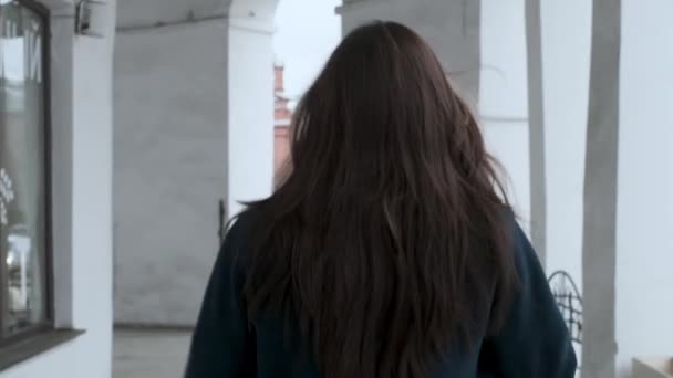 Detailní záběr žen zpět, osoba odcházející, elegantní asijská dívka s dlouhými vlasy — Stock video