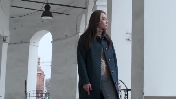 Urbano ritratto di elegante asiatico bella ragazza in blu cappotto e dolcevita all'aperto — Video Stock