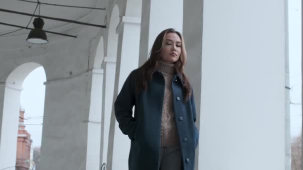 Urbanes Porträt eines hübschen asiatischen Mädchens in blauem Mantel und Rollkragen im Freien — Stockvideo