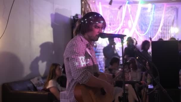 RUSSIA, VLADIMIR, 27 GRUDZIEŃ 2019: muzyk występuje na scenie z gitarą akustyczną — Wideo stockowe