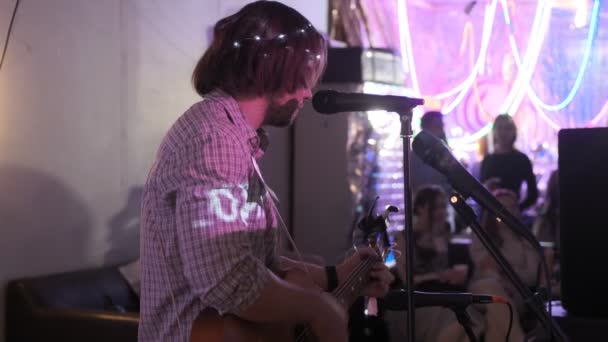 RUSSIA, VLADIMIR, 27 DEC 2019:アコースティックギターでステージ上で演奏 — ストック動画