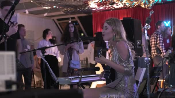 RUSIA, VLADIMIR, 27 DIC 2019: la música femenina actúa en el escenario con ukelele — Vídeos de Stock
