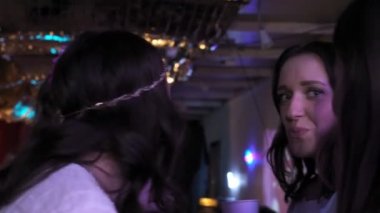 RUSSIA, VLADIMIR, 27 Aralık 2019: kızlar sohbet eder, içki içer, gülümser, partiye güler