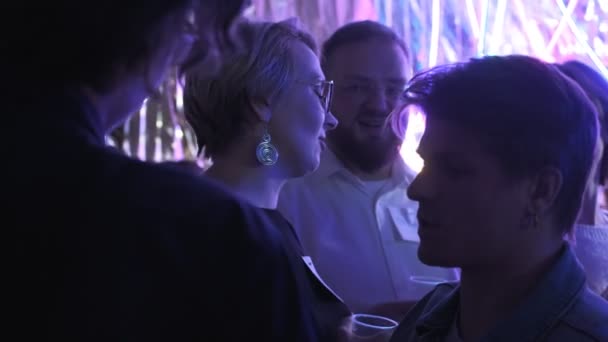 RUSSIA, VLADIMIR, 27 DEC 2019: 파티에서 대화하는 사람들, 술을 마시는 사람들, 미소, 추위 — 비디오