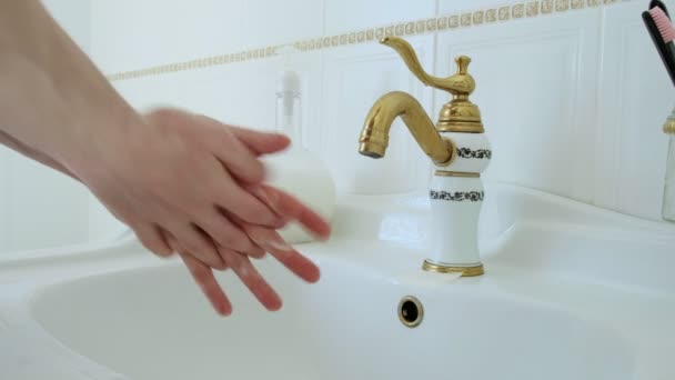 2019-nCoV-Schutz. Mann wäscht Hände unter Wasserhahn, um Ausbreitung von COVID-19 zu verhindern — Stockvideo