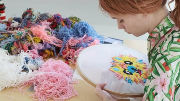 Quarantaine loisirs : menuiserie, artisanat. cerceau de broderie, tissu avec motif — Video