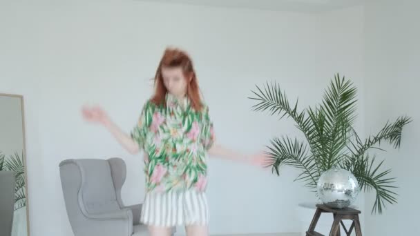 Ung söt tonåring flicka blir bananer, hoppar, dårar runt, dansar, visar upp — Stockvideo