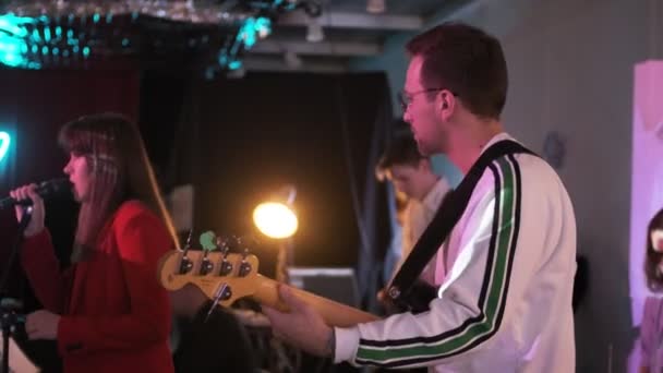 RUSSIA, VLADIMIR, 27 DIC 2019: i musicisti della rock band si esibiscono alla festa del nightclub — Video Stock