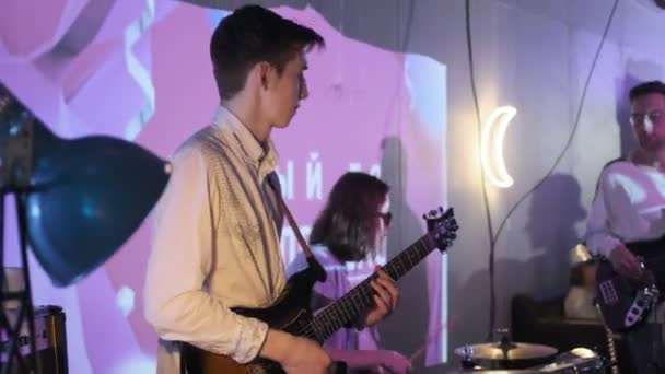 РОССИЯ, VLADIMIR, 27 DEC 2019: музыканты рок-группы выступают на вечеринке в ночном клубе — стоковое видео