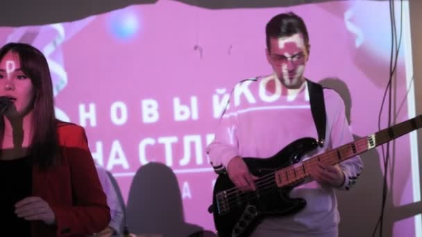 RUSSIA, VLADIMIR, 27 DEC 2019: Musikere fra rockebandet opptrer på nattklubbfest – stockvideo