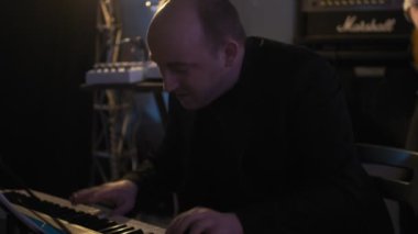 RUSSIA, VLADIMIR, 27 DEC 2019: Profesyonel müzisyen piyano sentezleyicisi çalıyor