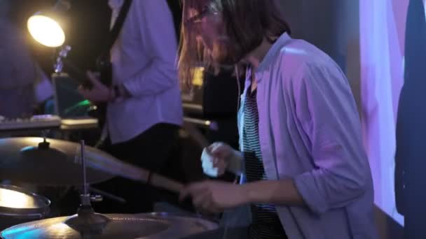 RUSSLAND, VLADIMIR, 27. Dezember 2019: Schlagzeuger tritt bei Party-Rockkonzert in der Diskothek auf — Stockvideo