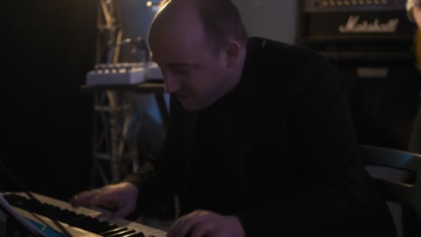 RUSIA, VLADIMIR, 27 DIC 2019: músico profesional toca sintetizador de piano — Vídeo de stock