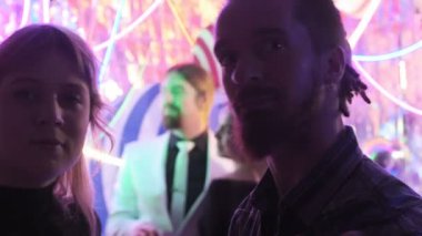 RUSSIA, VLADIMIR, 27 Aralık 2019: İnsanlar alkol, sohbet, gülümseme, partide rahatlama