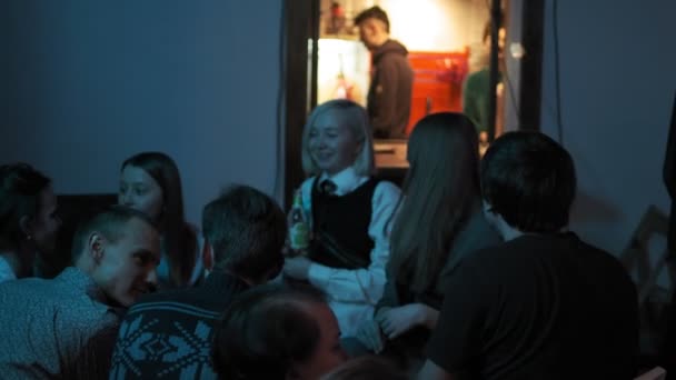 RUSIA, VLADIMIR, 27 DIC 2019: la gente bebe alcohol, charla, sonríe, se relaja en la fiesta — Vídeo de stock