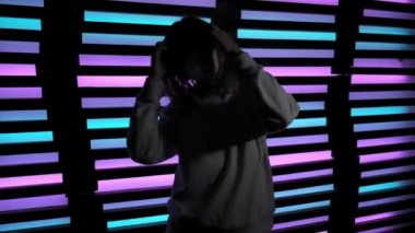 Gece kulübünde koruyucu maskeli kız dans ediyor. Çılgın parti ağır çekim